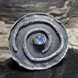 duży srebrny pierścień z kamieniem księżycowym